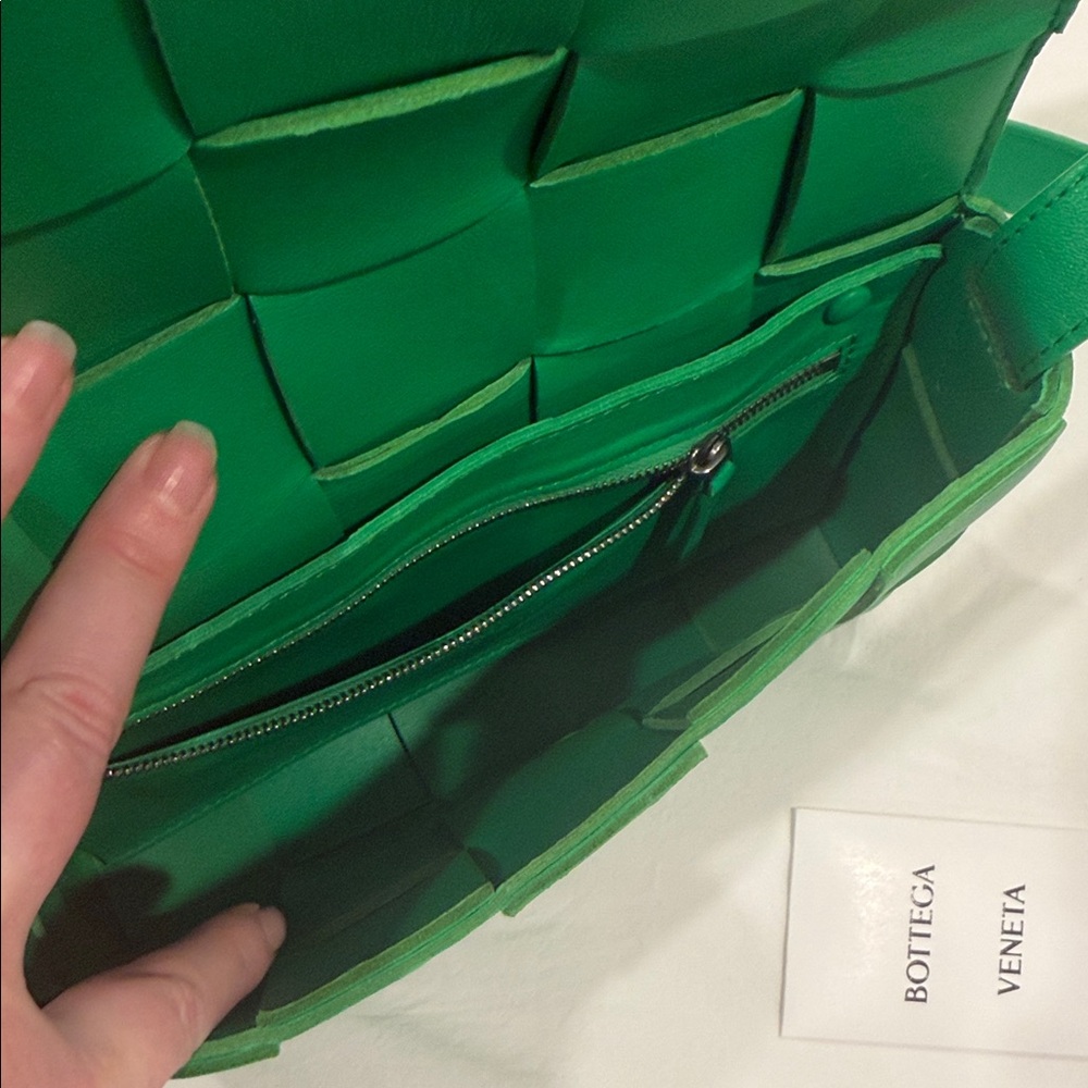Bottega Veneta Emerald Green Crossbody Bag - Picture 6 of 7